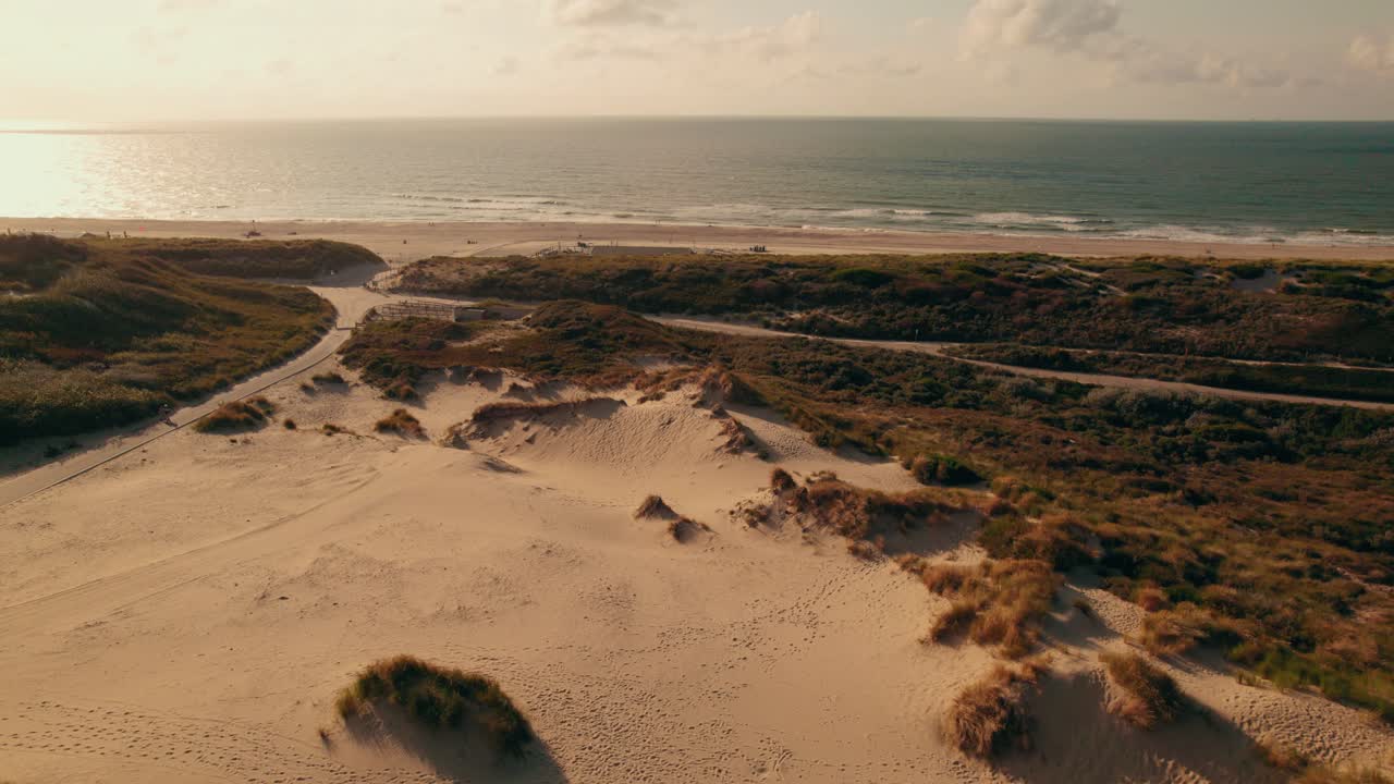 Luftaufnahme im Anflug auf den Strand von Kijkduin bei Sonnenuntergang, Den Haag