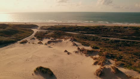 Vista-Aérea-Acercándose-A-La-Playa-De-Kijkduin-Al-Atardecer,-La-Haya