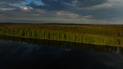 Vista-Aérea-De-Capas-De-Agua-Reflectante,-Colinas-Y-Bosques-De-Taiga-De-Laponia