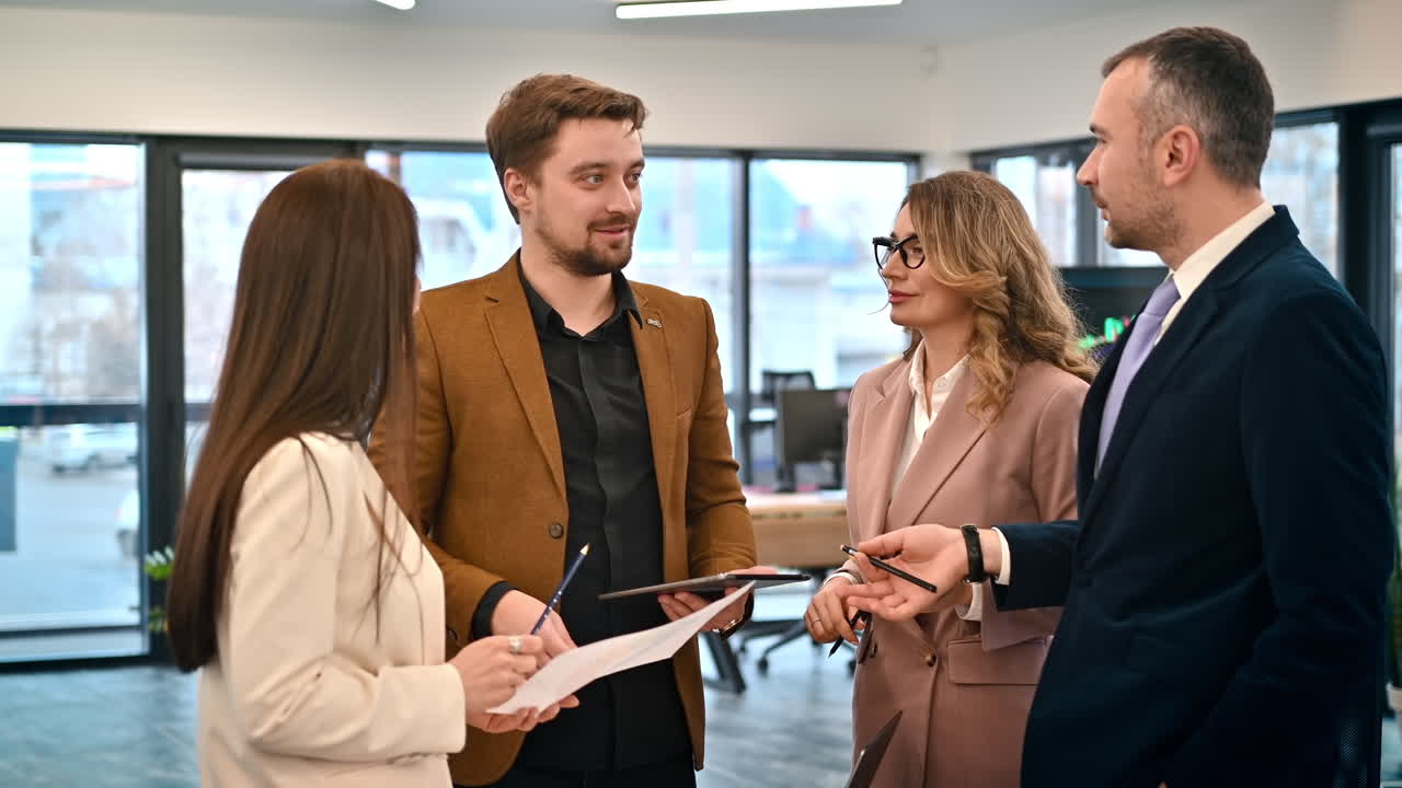 Riunione di lavoro in ufficio, persone che discutono di affari usando documenti con grafici e gadget. Rallentatore