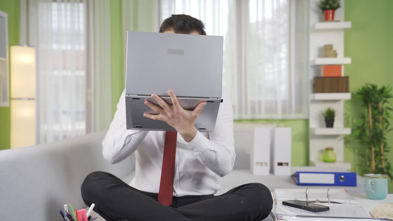 재미있고 재미있는 젊은 사업가입니다.