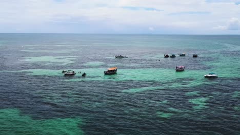 Vista-Aérea-Del-Arrecife-De-Caramuanas-Con-Barcos-Turísticos