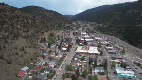 vista aérea de idaho springs, pequeña ciudad de colorado por la autopista i-70, condado de clear creek, ee.uu.