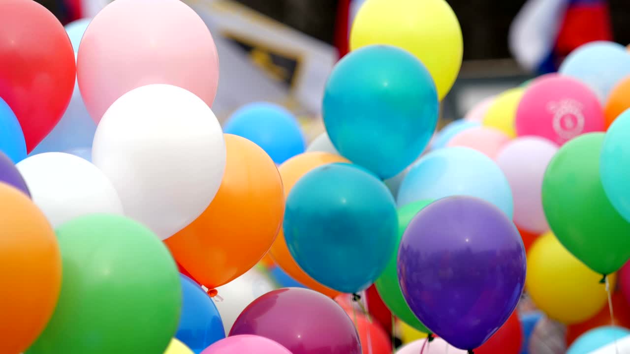 globos de helio de colores festivos