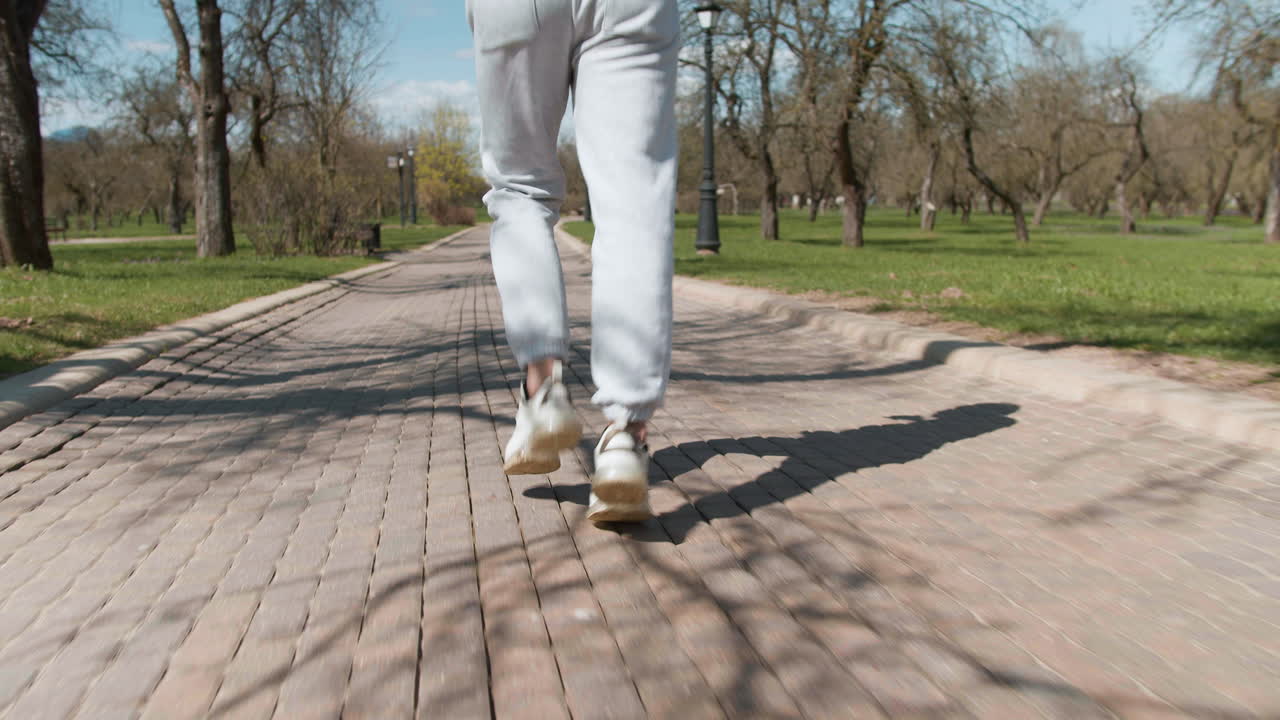 남자는 공원에서 실행