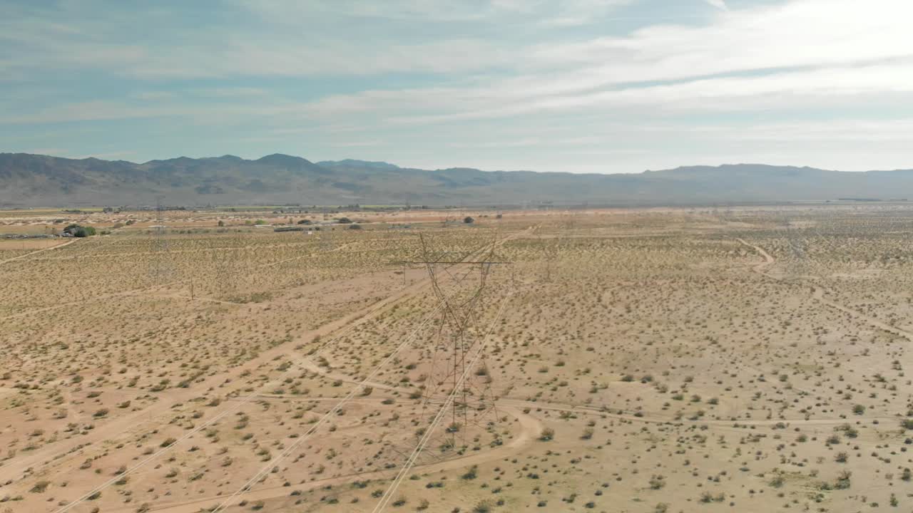 vista aérea del desierto de mojave, torres de transmisión eléctrica y las montañas tehachapi en un día nublado