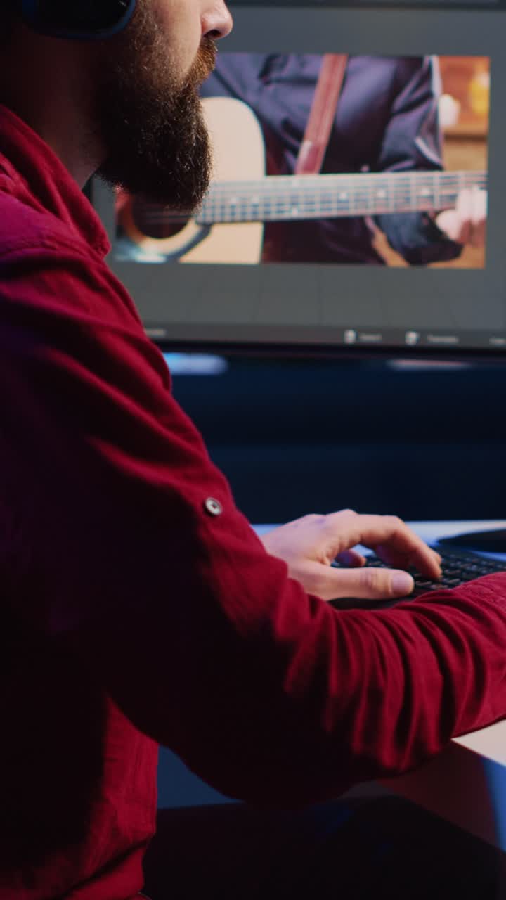 Videografo di video verticali che utilizza sistemi e attrezzature di editing al computer