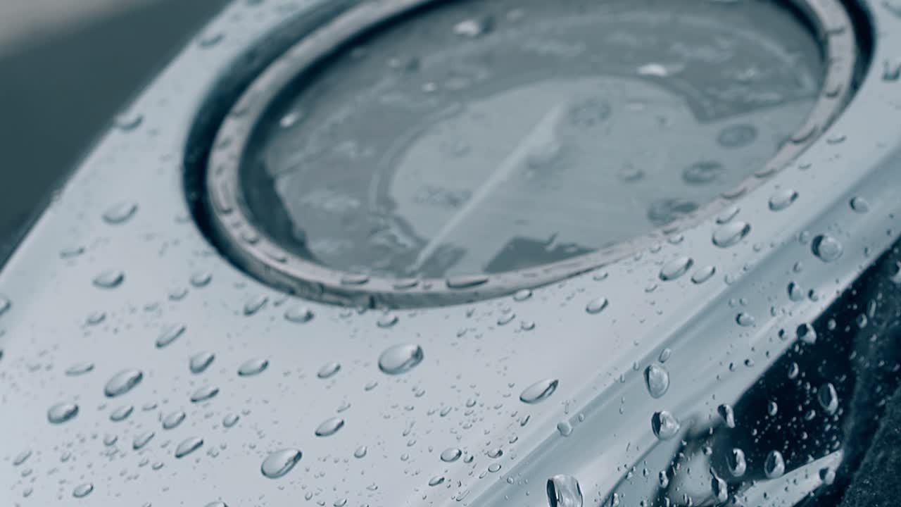 검은색 오토바이에 비를 떨어뜨리는 멋진 클로즈업