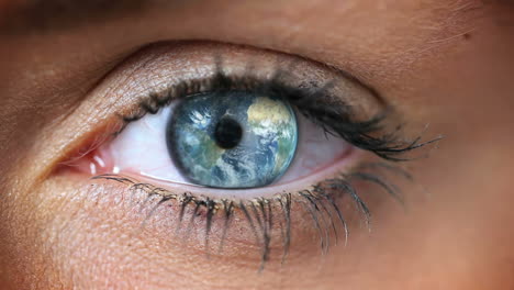 primer plano del ojo humano con el globo