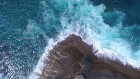 olas rompiendo contra la rocosa costa australiana