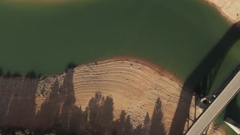 Vista-Aérea-Del-Lago-Shasta-Directamente-Hacia-Abajo-En-El-Norte-De-California-Bajos-Niveles-De-Agua-Durante-La-Sequía