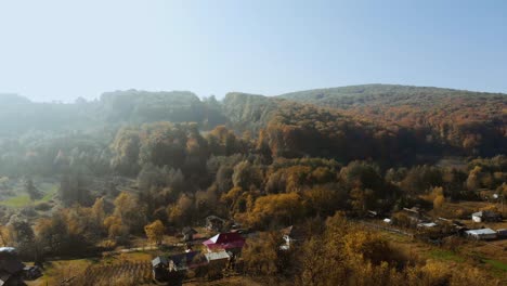 Imágenes-Aéreas-Del-Paisaje-Otoñal-En-Un-Pueblo-De-Rumania,-Europa