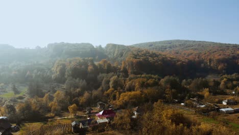 imágenes aéreas del paisaje otoñal en un pueblo de rumania, europa