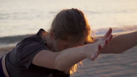 Beruhigende-Yoga-Positionen-Am-Strand-Bei-Sonnenuntergang