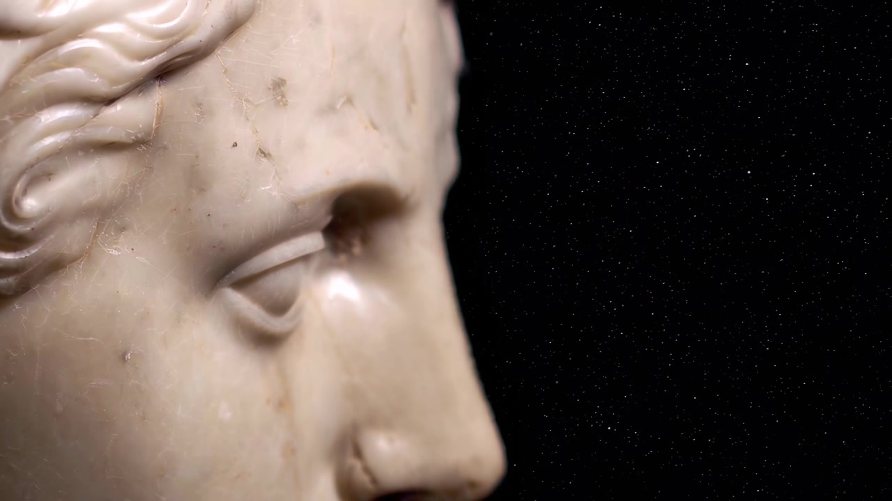 Primo piano del profilo di una scultura classica in marmo