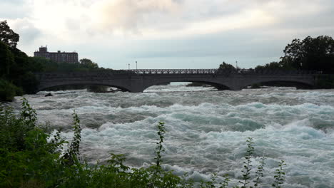 Una-Vista-De-Un-Puente-Sobre-Los-Rápidos-Del-Río-Niágara,-Justo-Encima-De-Las-Cataratas-Del-Niágara