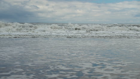 Las-Olas-Rompen-En-La-Playa-De-Nueva-Jersey-En-Cámara-Lenta.