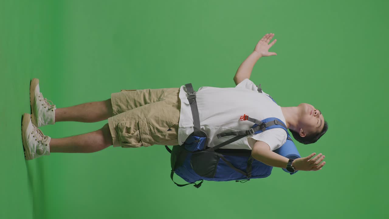 hombre con mochila en la pantalla verde