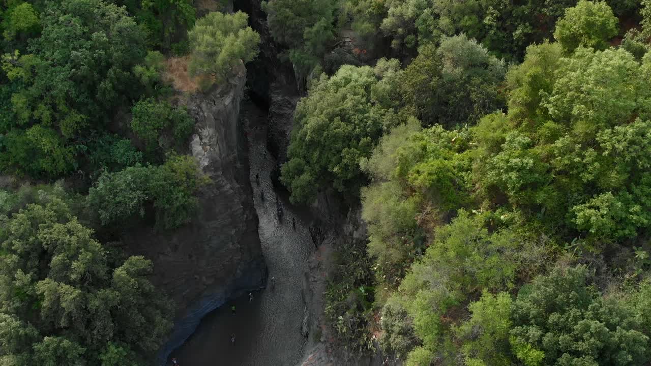 antena 4k: drone descendiendo sobre las gargantas de alcantara, un impresionante canal de columnas de lava erosionadas naturalmente en barrancos, cañones y cuevas