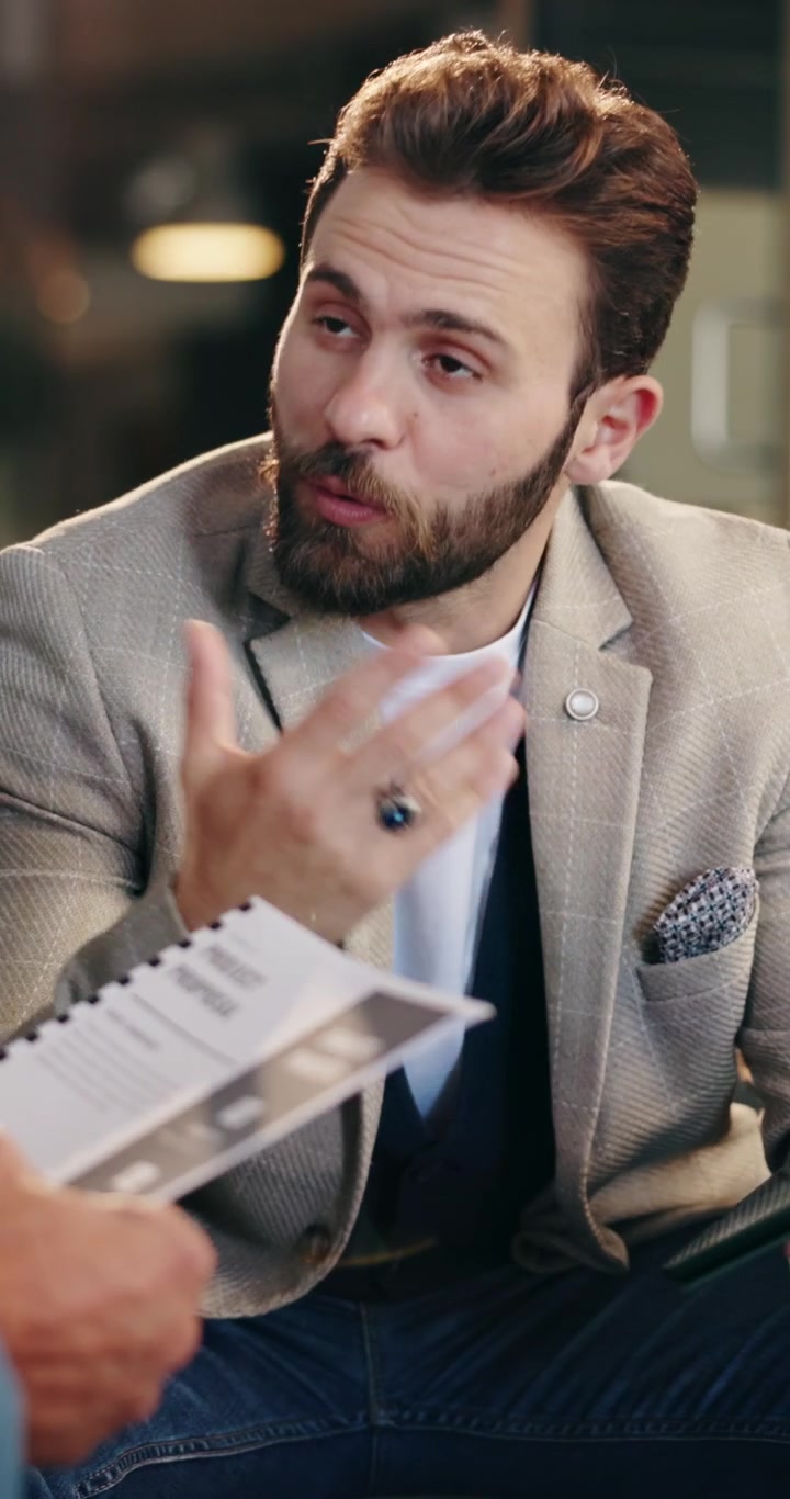 Uomo professionista che discute una proposta di progetto in una riunione in ufficio