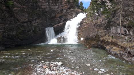 Hermosa-Cascada-En-Flujo-De-Verano