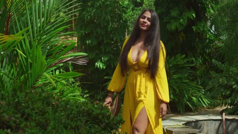 una chica vestida con un vestido amarillo radiante paseando con gracia a través de un majestuoso castillo.