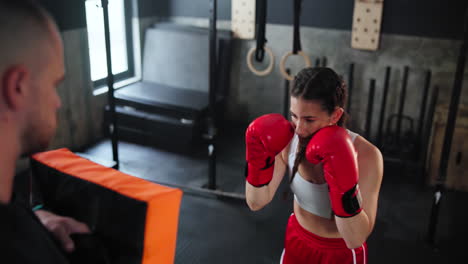 sesión de entrenamiento de boxeo femenino con el entrenador