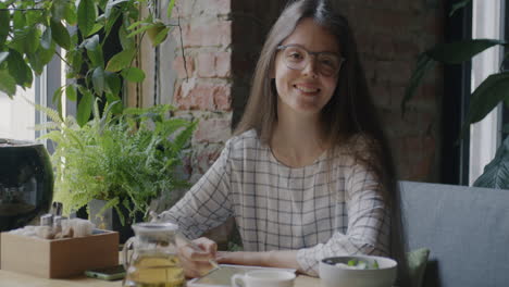 una mujer en un café.