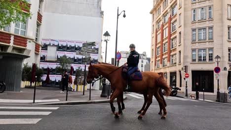 policía a caballo navegando por la intersección de la ciudad