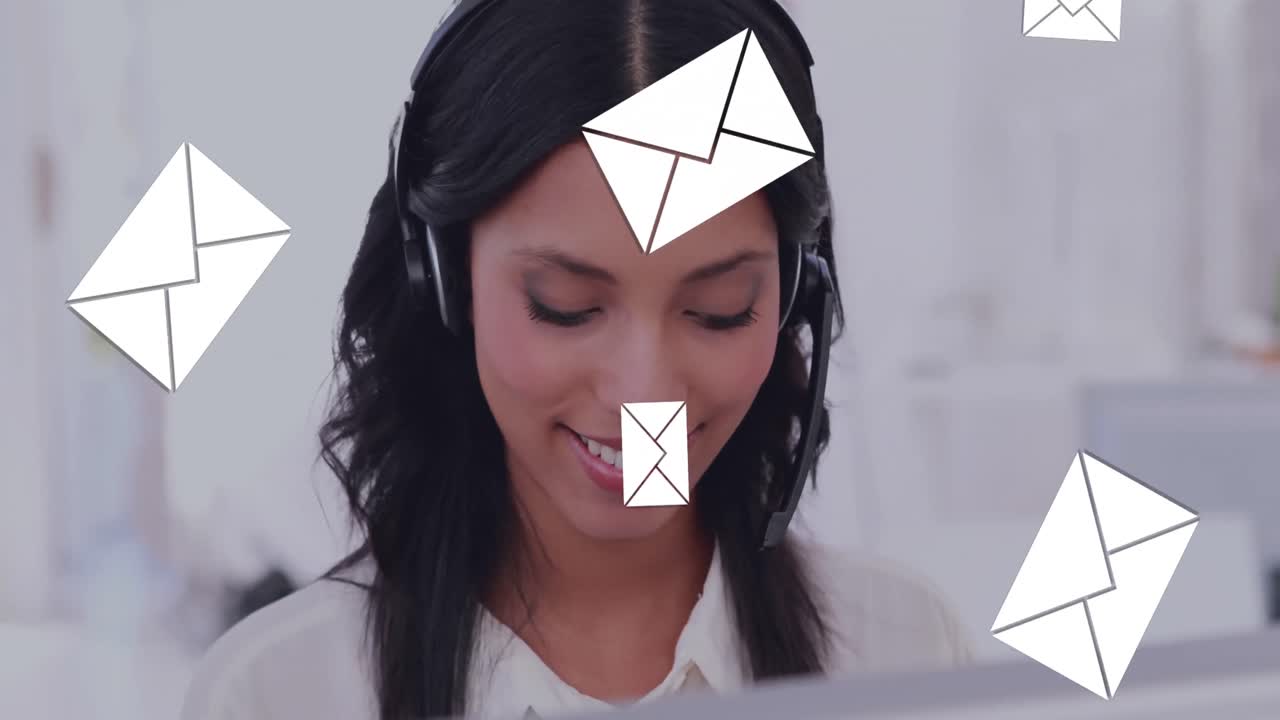 агент центра звонков счастливо разговаривает с клиентом 4k