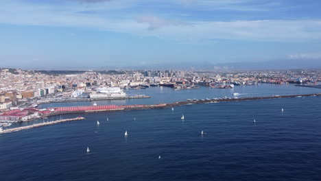 hafen von neapel an einem sonnigen tag in neapel, kampanien, italien