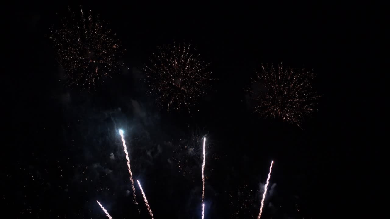 hermosa exhibición de trabajo de fuego colorido por la noche para la celebración en el festival