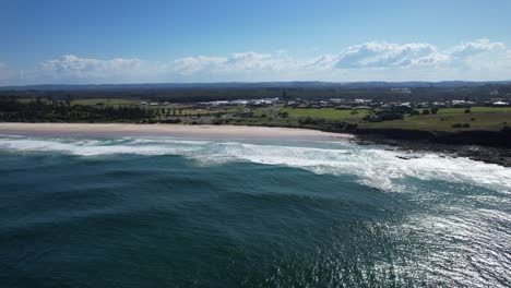 Whites-Head-And-Sharpes-Beach-By-The-Blue-Sea-In-Summer---Skennars-Head-Town-In-NSW,-Australia