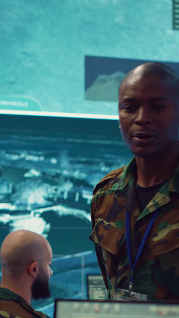 Soldato afroamericano che parla in un centro di comando high-tech
