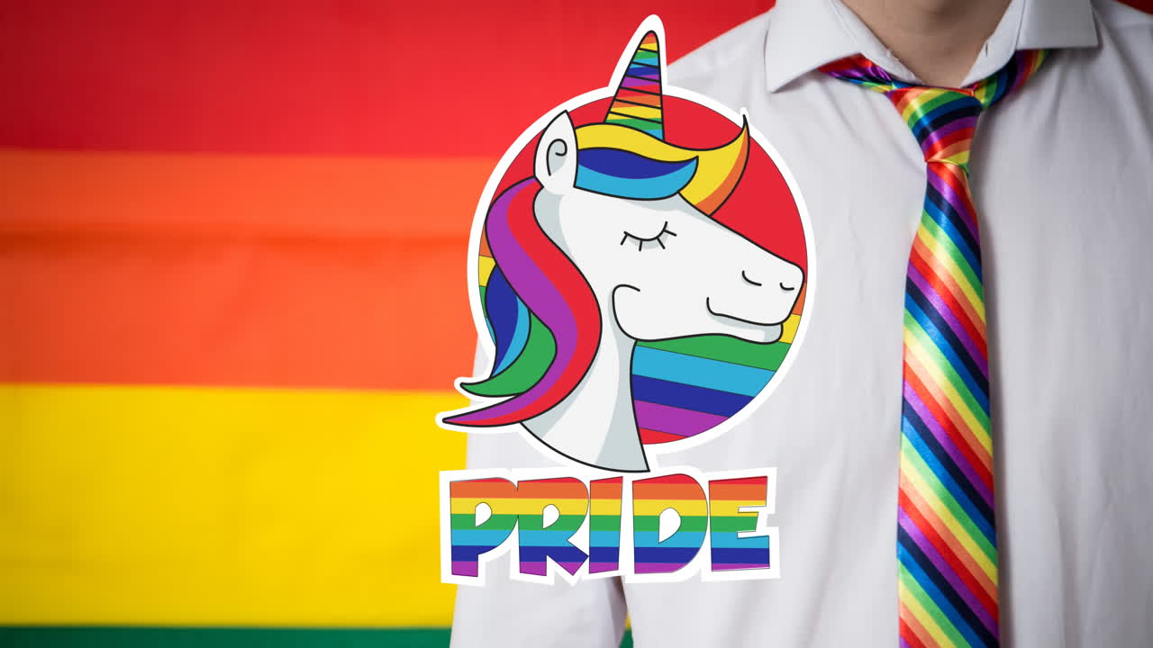 animación del orgullo del arco iris y el unicornio sobre la sección media del hombre caucásico con corbata arco iris