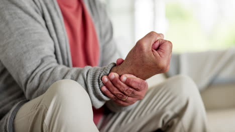 dolor en las manos, la muñeca o la fibromialgia con un anciano