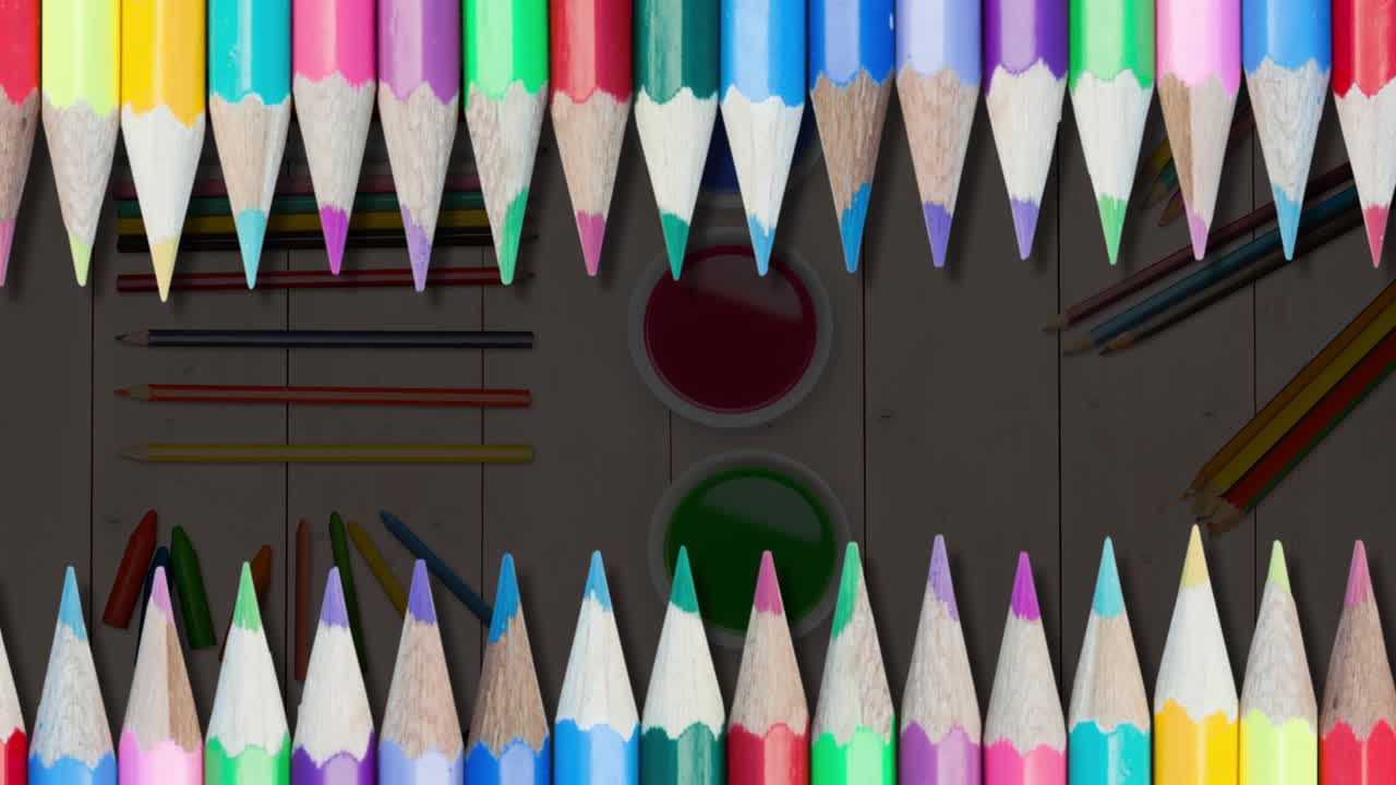 lápices de varios colores contra el equipo de pintura