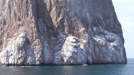 toma de establecimiento de una formación rocosa en las islas galápagos ecuador desde un bote 1