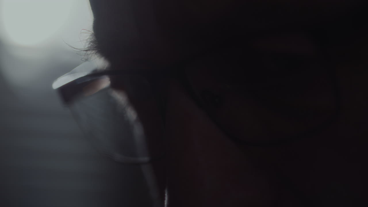 el espía escucha grabaciones discretas.