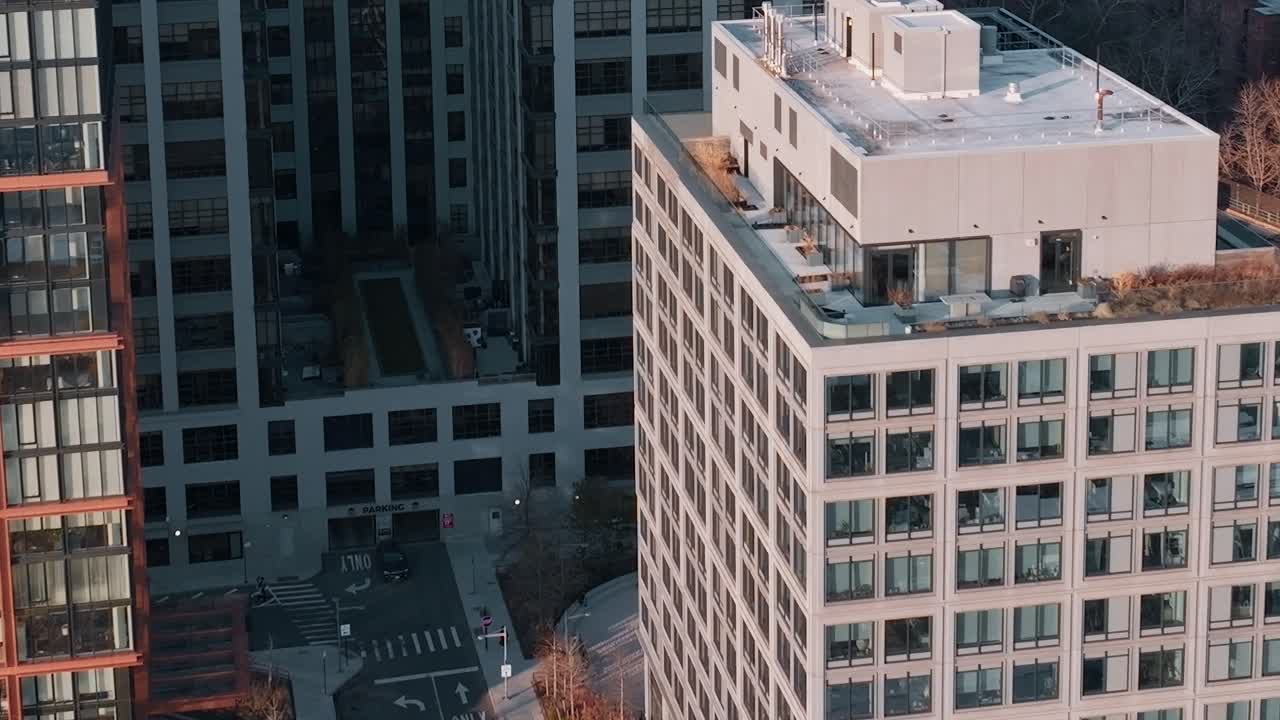 Edificios y vista de la calle de la ciudad de Nueva York durante las horas de luz