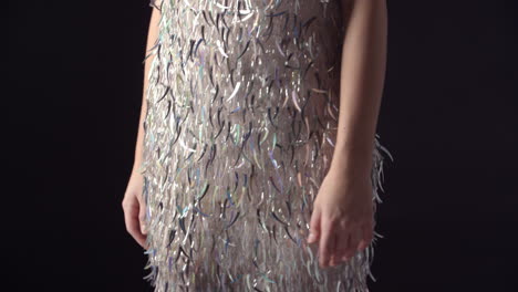 Schrägaufnahme-Einer-Glamourösen-Frau-In-Einem-Glitzernden-Kleid