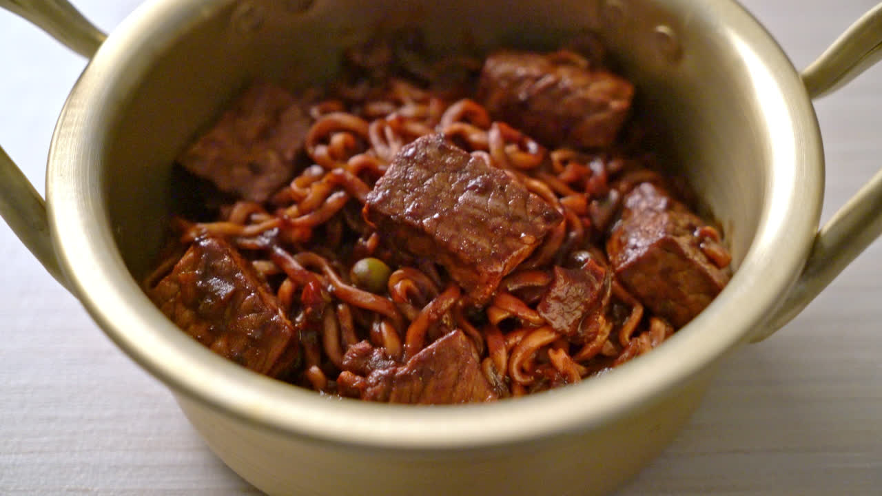 jjapaguri o chapaguri, fideos picantes de frijoles negros coreanos con carne de res - estilo de comida coreana