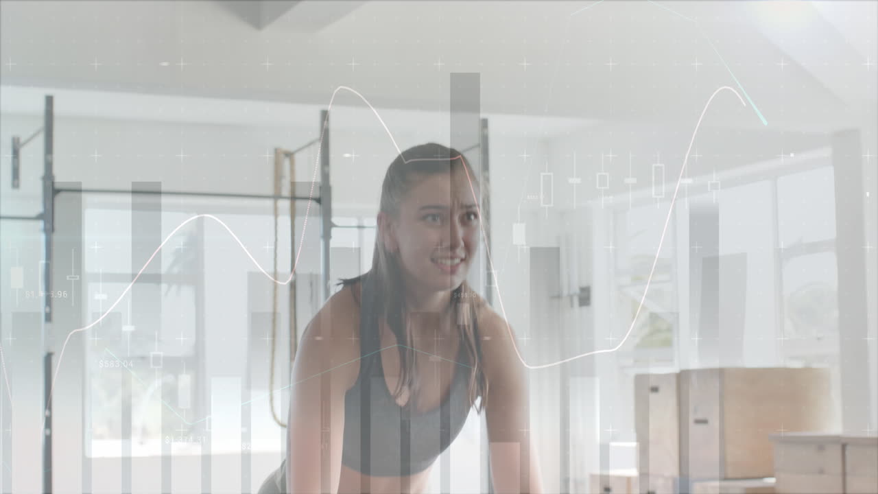 animación de procesamiento de gráficos sobre feliz mujer caucásica entrenamiento cruzado con cuerdas de batalla en el gimnasio