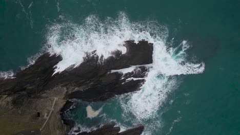 Drohnenansichten-Vom-Wasser,-Das-Auf-Die-Felsen-Im-Mizen-Kopf-Trifft