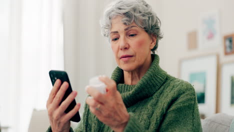 Ältere-Frau,-Pillen-Und-Informationen-Mit-Mobiltelefon