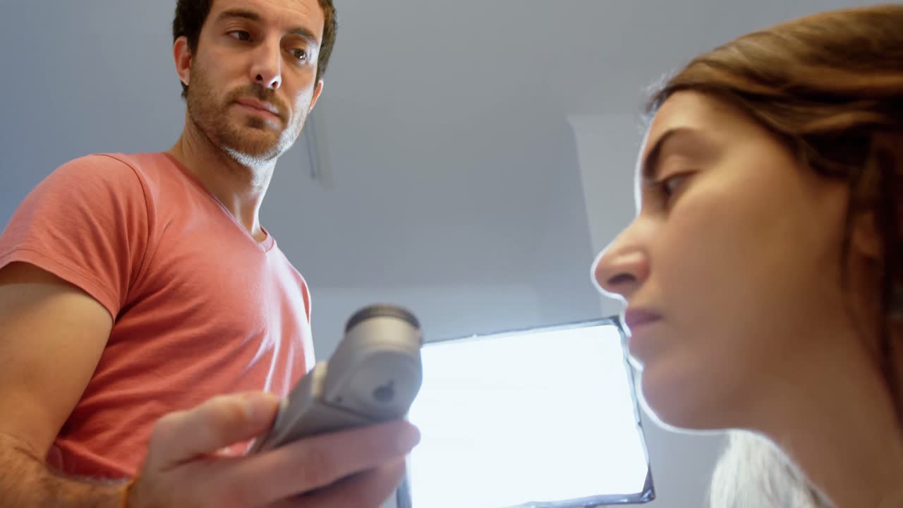 fotógrafo masculino grabando una entrevista usando una grabadora de voz 4k