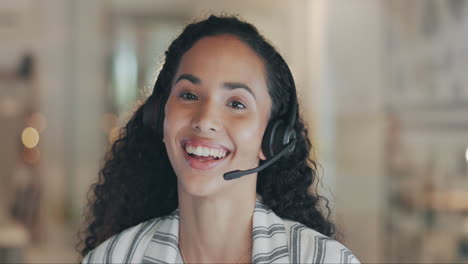 Lachen,-Gesicht-Und-Eine-Frau-In-Einem-Callcenter