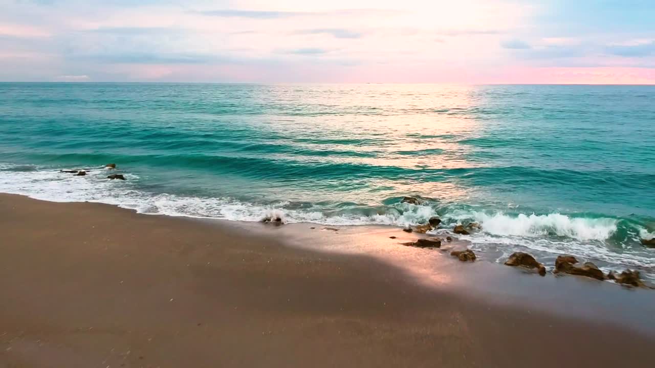 Nagranie z drona wschodu słońca na plaży Jupiter Beach, FL