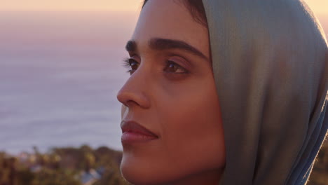 retrato en primer plano de una hermosa mujer musulmana que busca la contemplación explorando la espiritualidad sintiéndose pacífica disfrutando del atardecer usando un pañuelo de hijab