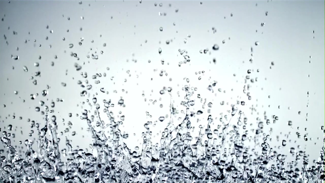 Wasserspritzer in Zeitlupe mit vielen fliegenden Tropfen.